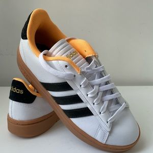 Women’s Adidas Sneakers 7.5